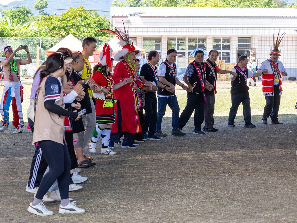 繁花盛開在吉娜魯岸，歡迎來到2025年鳳信部落豐年祭！內有飲酒議題請注意喝酒不開車開車不喝酒！ @圍事小哥的幸福相框