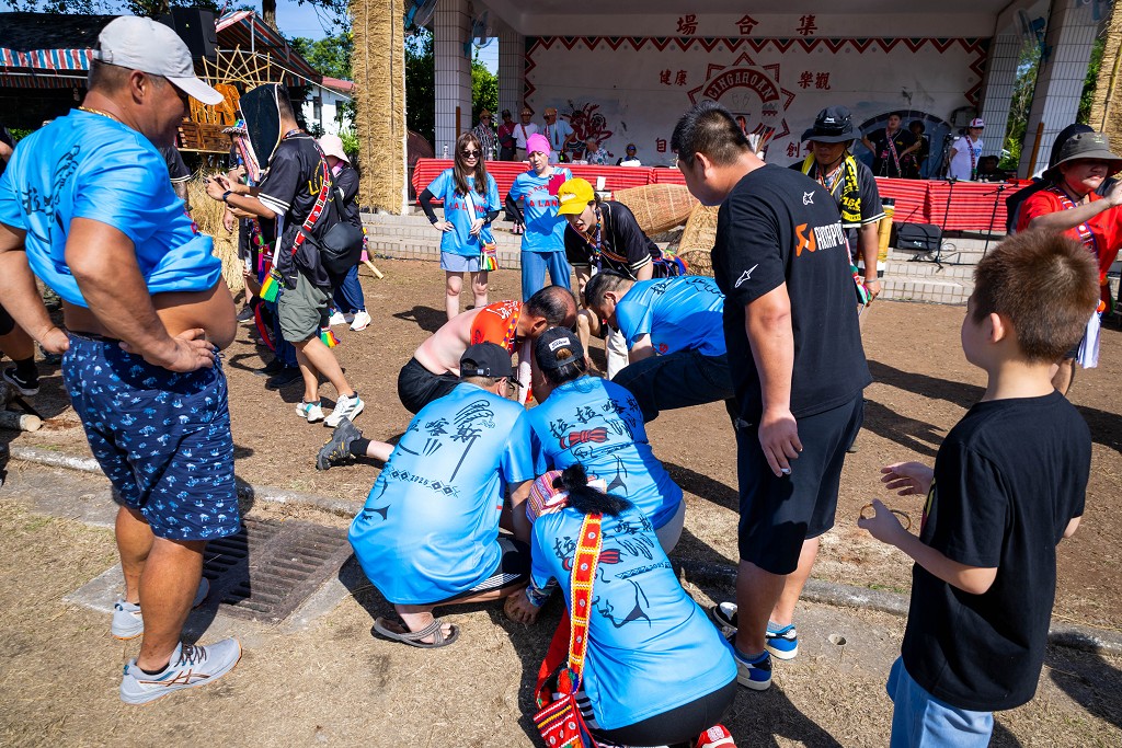 繁花盛開在吉娜魯岸，歡迎來到2025年鳳信部落豐年祭！內有飲酒議題請注意喝酒不開車開車不喝酒！ @圍事小哥的幸福相框