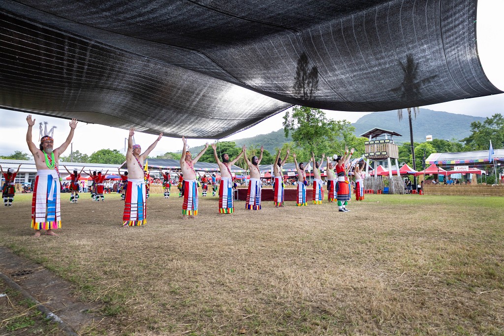 繁花盛開在吉娜魯岸，歡迎來到2025年鳳信部落豐年祭！內有飲酒議題請注意喝酒不開車開車不喝酒！ @圍事小哥的幸福相框