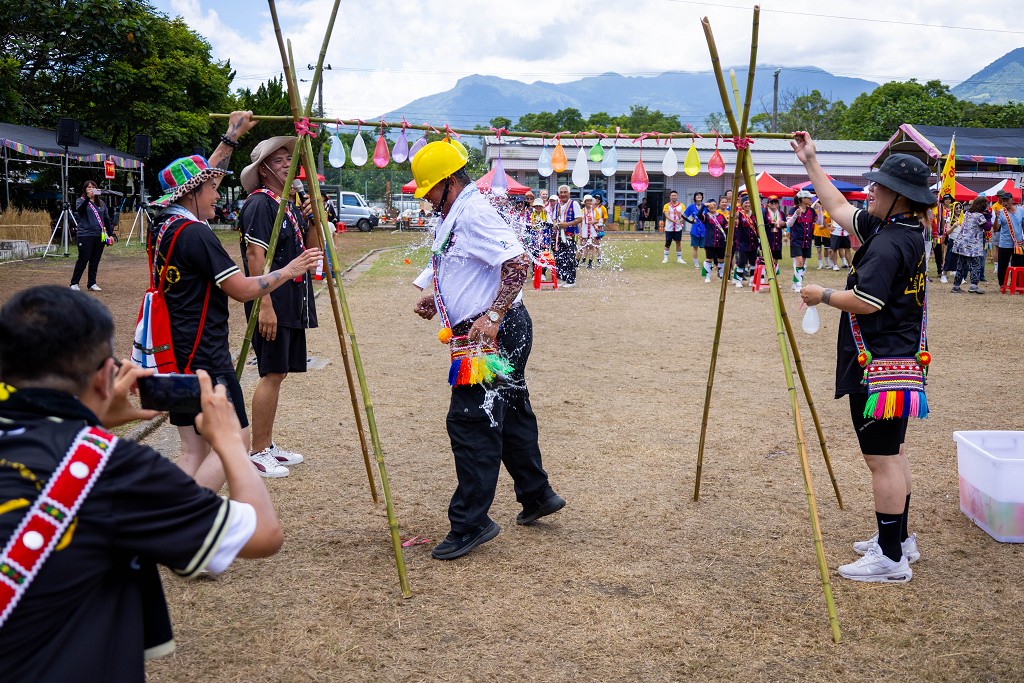 繁花盛開在吉娜魯岸，歡迎來到2025年鳳信部落豐年祭！內有飲酒議題請注意喝酒不開車開車不喝酒！ @圍事小哥的幸福相框