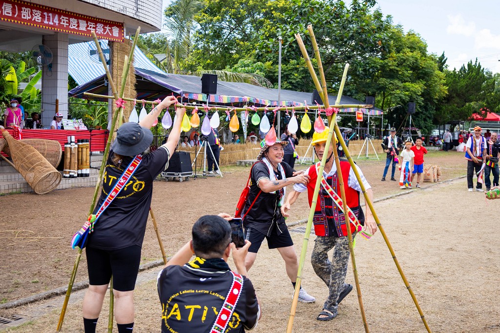 繁花盛開在吉娜魯岸，歡迎來到2025年鳳信部落豐年祭！內有飲酒議題請注意喝酒不開車開車不喝酒！ @圍事小哥的幸福相框