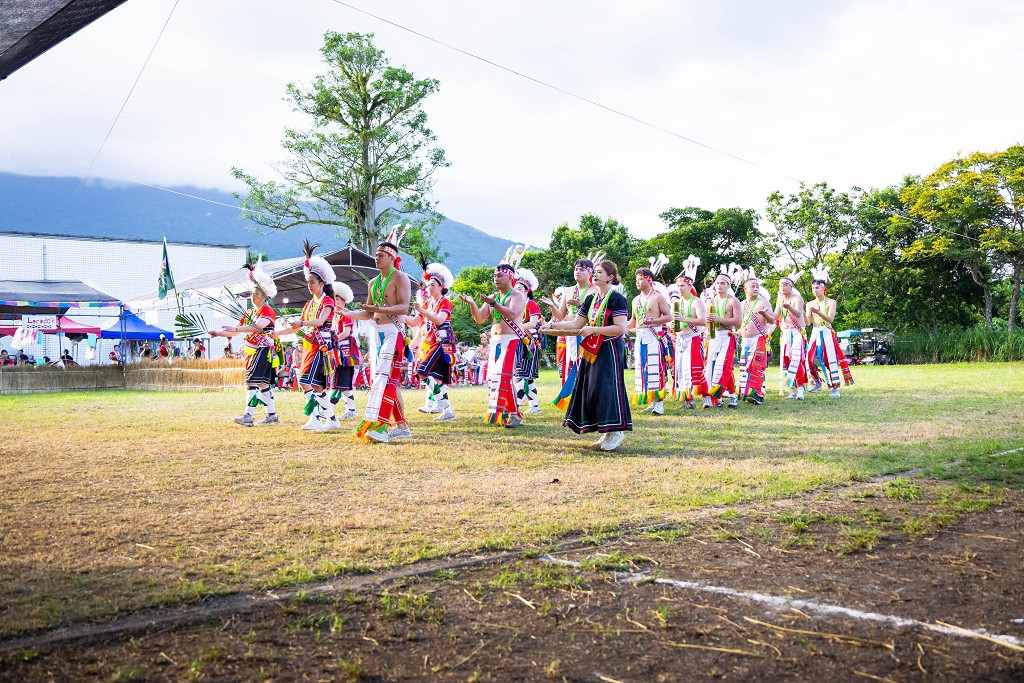 繁花盛開在吉娜魯岸，歡迎來到2025年鳳信部落豐年祭！內有飲酒議題請注意喝酒不開車開車不喝酒！ @圍事小哥的幸福相框