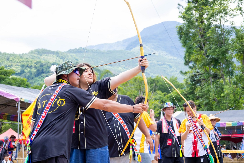 繁花盛開在吉娜魯岸，歡迎來到2025年鳳信部落豐年祭！內有飲酒議題請注意喝酒不開車開車不喝酒！ @圍事小哥的幸福相框