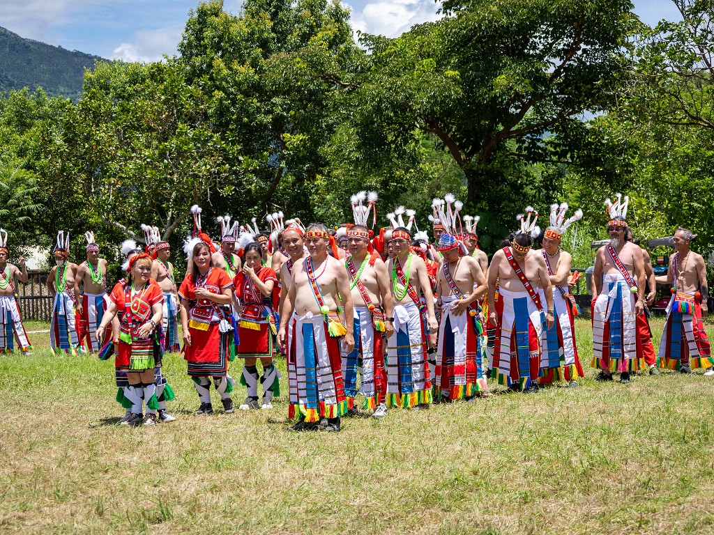繁花盛開在吉娜魯岸，歡迎來到2025年鳳信部落豐年祭！內有飲酒議題請注意喝酒不開車開車不喝酒！ @圍事小哥的幸福相框