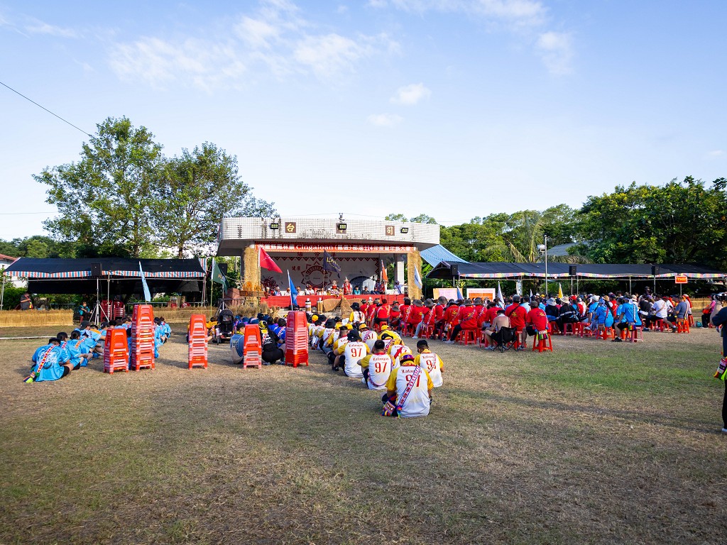 繁花盛開在吉娜魯岸，歡迎來到2025年鳳信部落豐年祭！內有飲酒議題請注意喝酒不開車開車不喝酒！ @圍事小哥的幸福相框