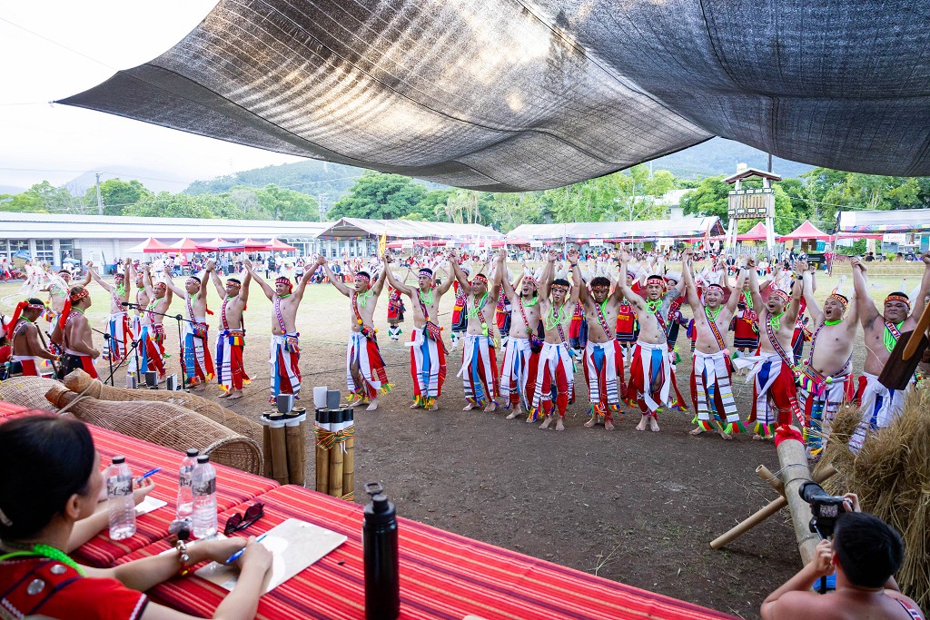 繁花盛開在吉娜魯岸，歡迎來到2025年鳳信部落豐年祭！內有飲酒議題請注意喝酒不開車開車不喝酒！ @圍事小哥的幸福相框