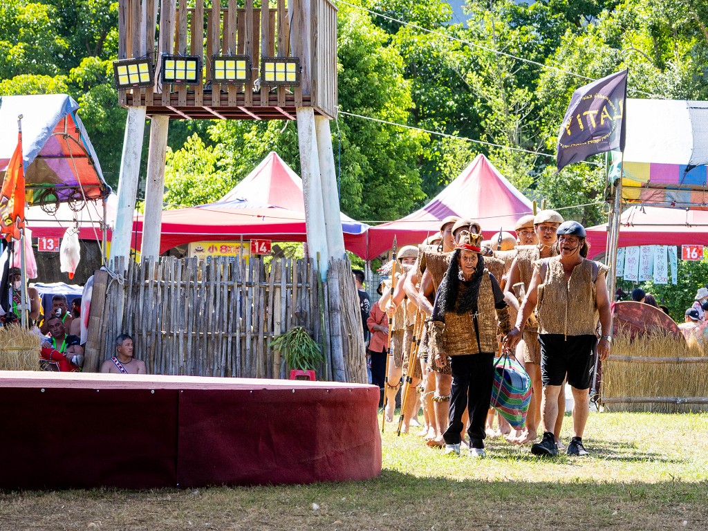 繁花盛開在吉娜魯岸，歡迎來到2025年鳳信部落豐年祭！內有飲酒議題請注意喝酒不開車開車不喝酒！ @圍事小哥的幸福相框