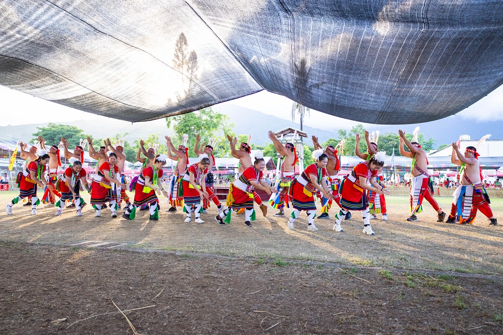 繁花盛開在吉娜魯岸，歡迎來到2025年鳳信部落豐年祭！內有飲酒議題請注意喝酒不開車開車不喝酒！ @圍事小哥的幸福相框