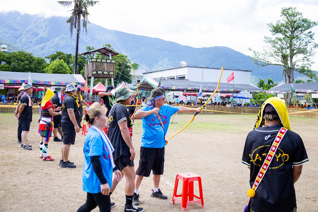 繁花盛開在吉娜魯岸，歡迎來到2025年鳳信部落豐年祭！內有飲酒議題請注意喝酒不開車開車不喝酒！ @圍事小哥的幸福相框