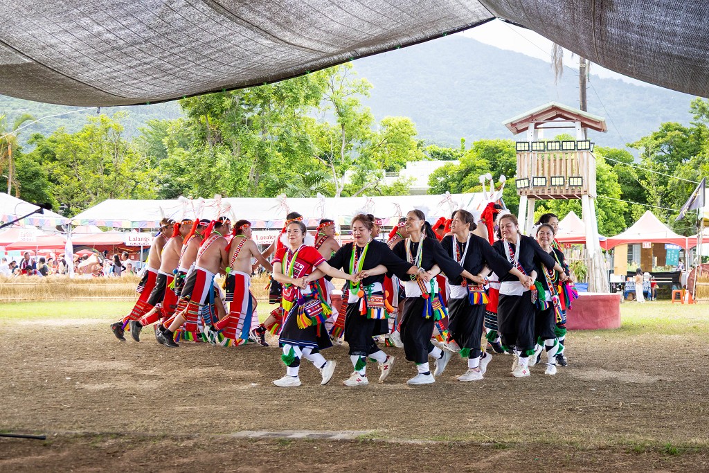 繁花盛開在吉娜魯岸，歡迎來到2025年鳳信部落豐年祭！內有飲酒議題請注意喝酒不開車開車不喝酒！ @圍事小哥的幸福相框