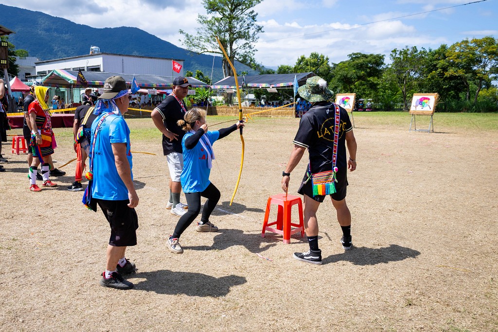 繁花盛開在吉娜魯岸，歡迎來到2025年鳳信部落豐年祭！內有飲酒議題請注意喝酒不開車開車不喝酒！ @圍事小哥的幸福相框