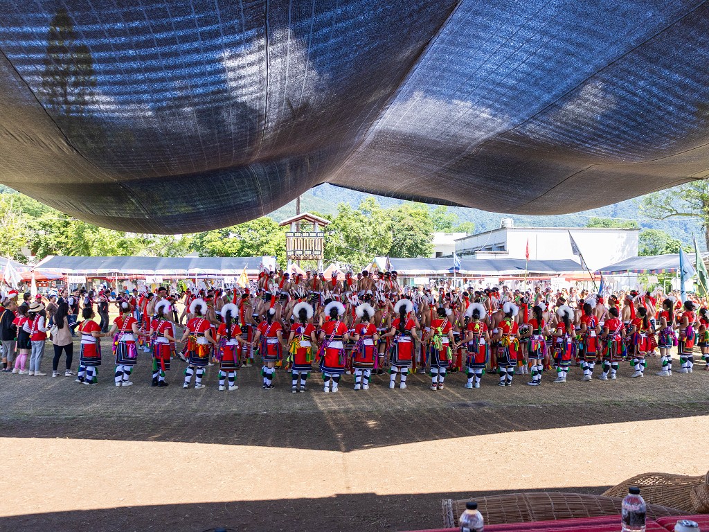 繁花盛開在吉娜魯岸，歡迎來到2025年鳳信部落豐年祭！內有飲酒議題請注意喝酒不開車開車不喝酒！ @圍事小哥的幸福相框