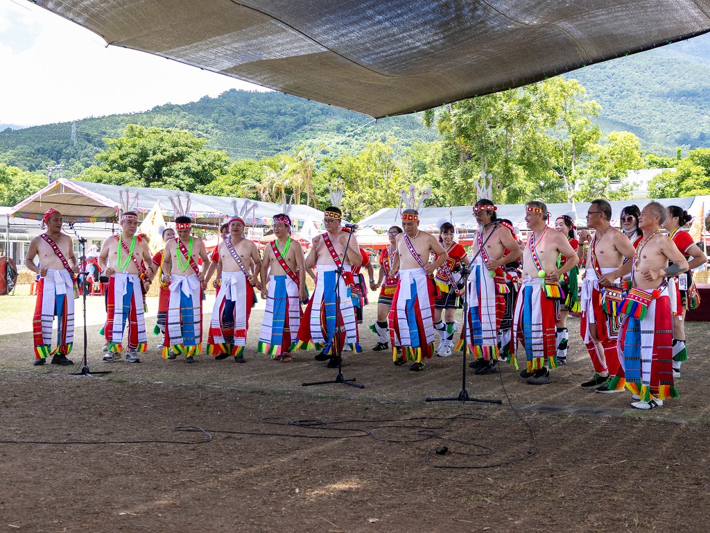 繁花盛開在吉娜魯岸，歡迎來到2025年鳳信部落豐年祭！內有飲酒議題請注意喝酒不開車開車不喝酒！ @圍事小哥的幸福相框