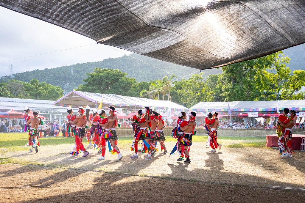 繁花盛開在吉娜魯岸，歡迎來到2025年鳳信部落豐年祭！內有飲酒議題請注意喝酒不開車開車不喝酒！ @圍事小哥的幸福相框