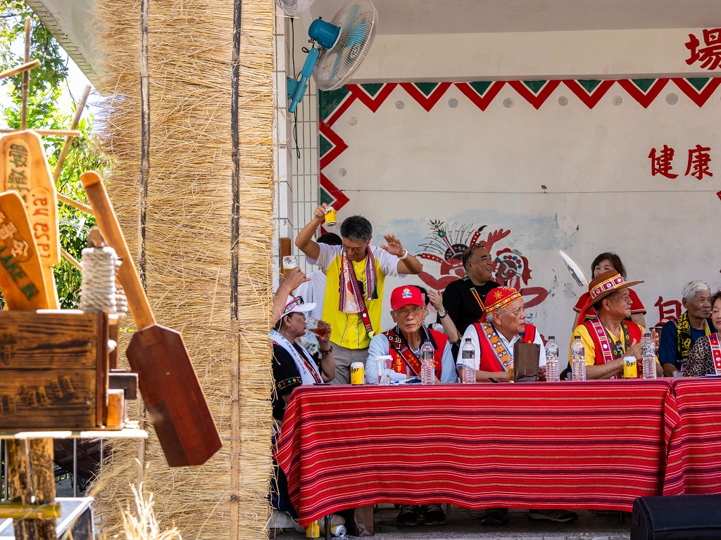 繁花盛開在吉娜魯岸，歡迎來到2025年鳳信部落豐年祭！內有飲酒議題請注意喝酒不開車開車不喝酒！ @圍事小哥的幸福相框