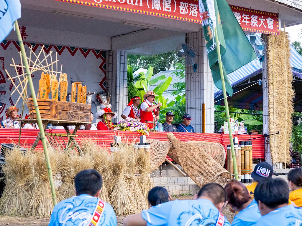 繁花盛開在吉娜魯岸，歡迎來到2025年鳳信部落豐年祭！內有飲酒議題請注意喝酒不開車開車不喝酒！ @圍事小哥的幸福相框