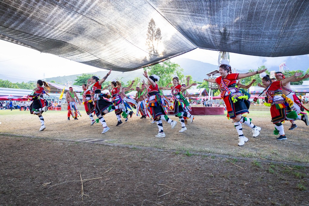 繁花盛開在吉娜魯岸，歡迎來到2025年鳳信部落豐年祭！內有飲酒議題請注意喝酒不開車開車不喝酒！ @圍事小哥的幸福相框