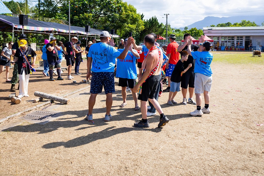 繁花盛開在吉娜魯岸，歡迎來到2025年鳳信部落豐年祭！內有飲酒議題請注意喝酒不開車開車不喝酒！ @圍事小哥的幸福相框