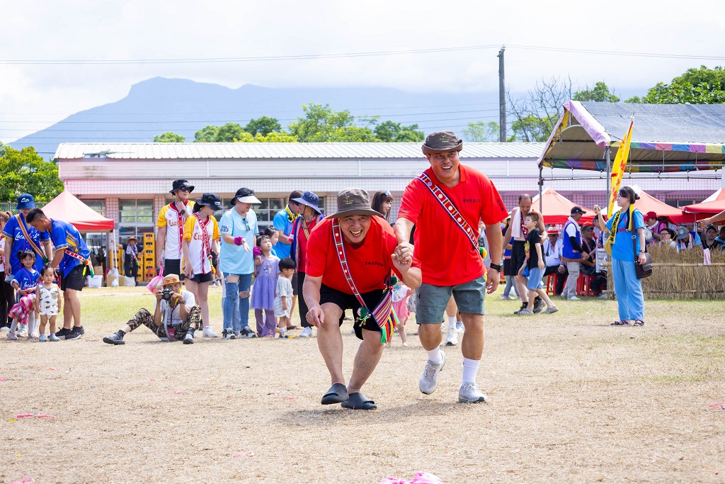 繁花盛開在吉娜魯岸，歡迎來到2025年鳳信部落豐年祭！內有飲酒議題請注意喝酒不開車開車不喝酒！ @圍事小哥的幸福相框
