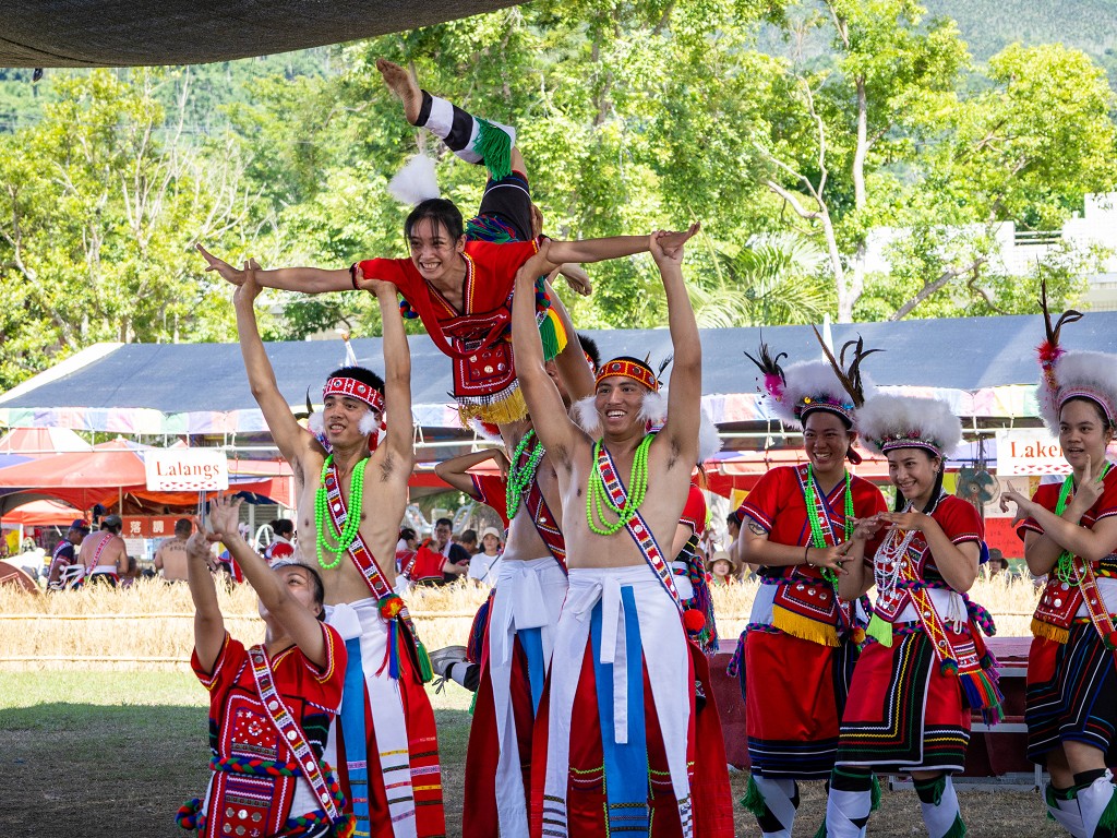 繁花盛開在吉娜魯岸，歡迎來到2025年鳳信部落豐年祭！內有飲酒議題請注意喝酒不開車開車不喝酒！ @圍事小哥的幸福相框