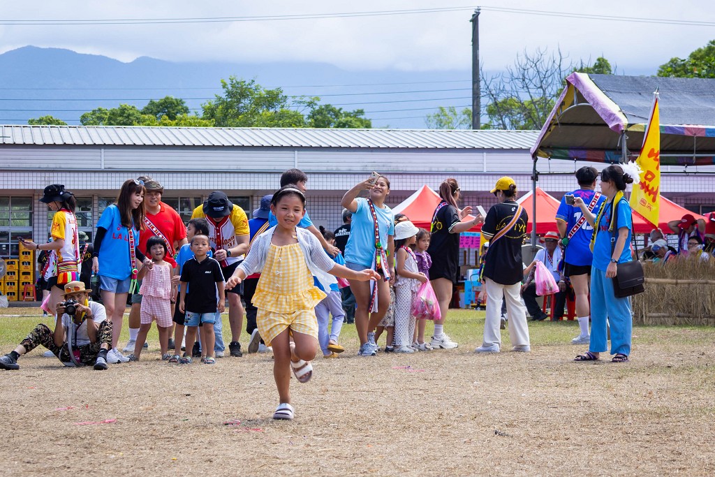 繁花盛開在吉娜魯岸，歡迎來到2025年鳳信部落豐年祭！內有飲酒議題請注意喝酒不開車開車不喝酒！ @圍事小哥的幸福相框