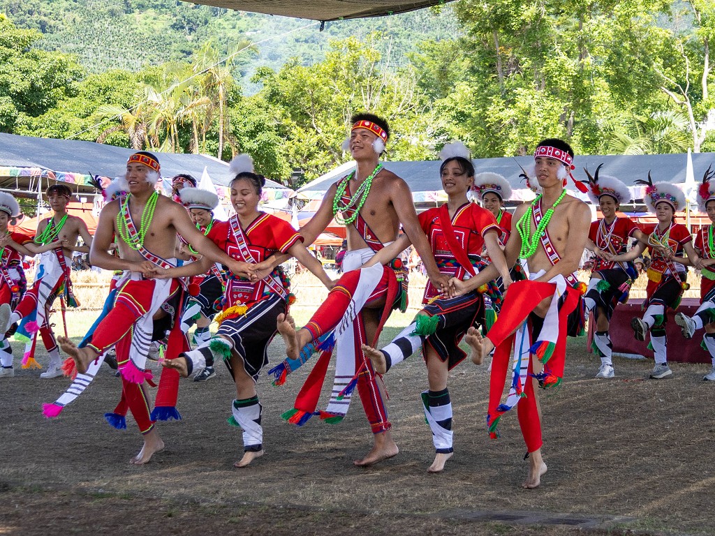 繁花盛開在吉娜魯岸，歡迎來到2025年鳳信部落豐年祭！內有飲酒議題請注意喝酒不開車開車不喝酒！ @圍事小哥的幸福相框