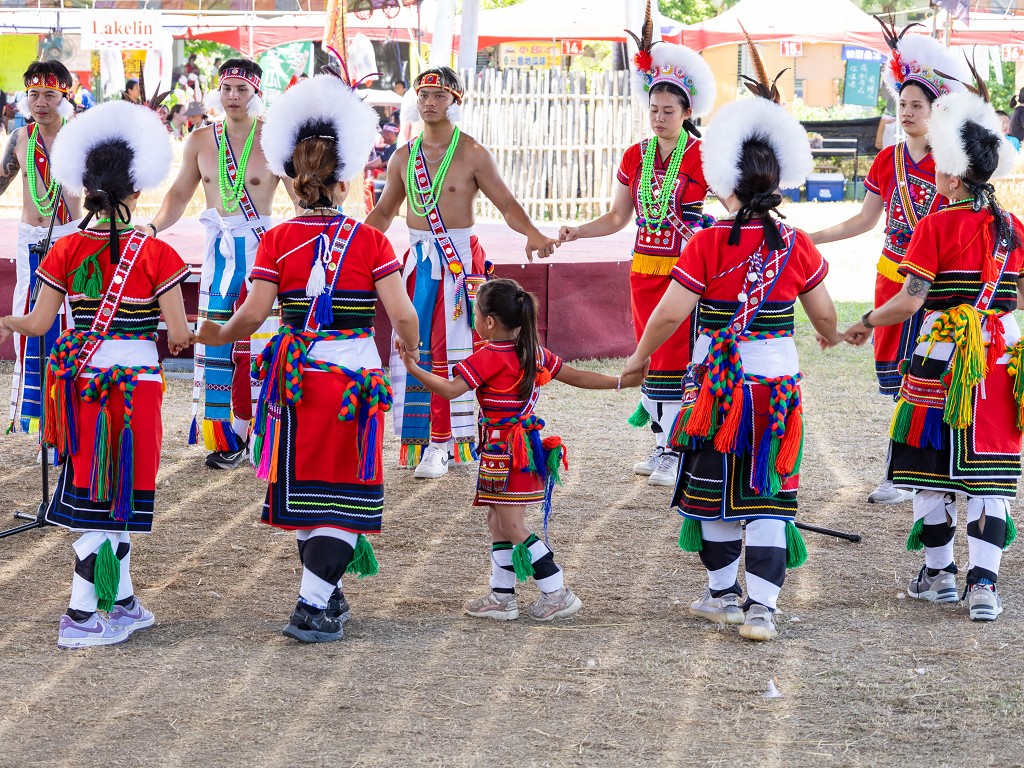 繁花盛開在吉娜魯岸，歡迎來到2025年鳳信部落豐年祭！內有飲酒議題請注意喝酒不開車開車不喝酒！ @圍事小哥的幸福相框