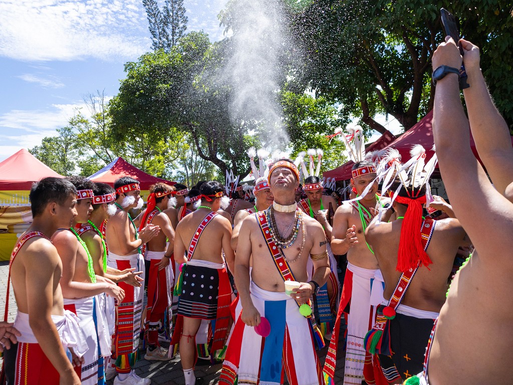 繁花盛開在吉娜魯岸，歡迎來到2025年鳳信部落豐年祭！內有飲酒議題請注意喝酒不開車開車不喝酒！ @圍事小哥的幸福相框