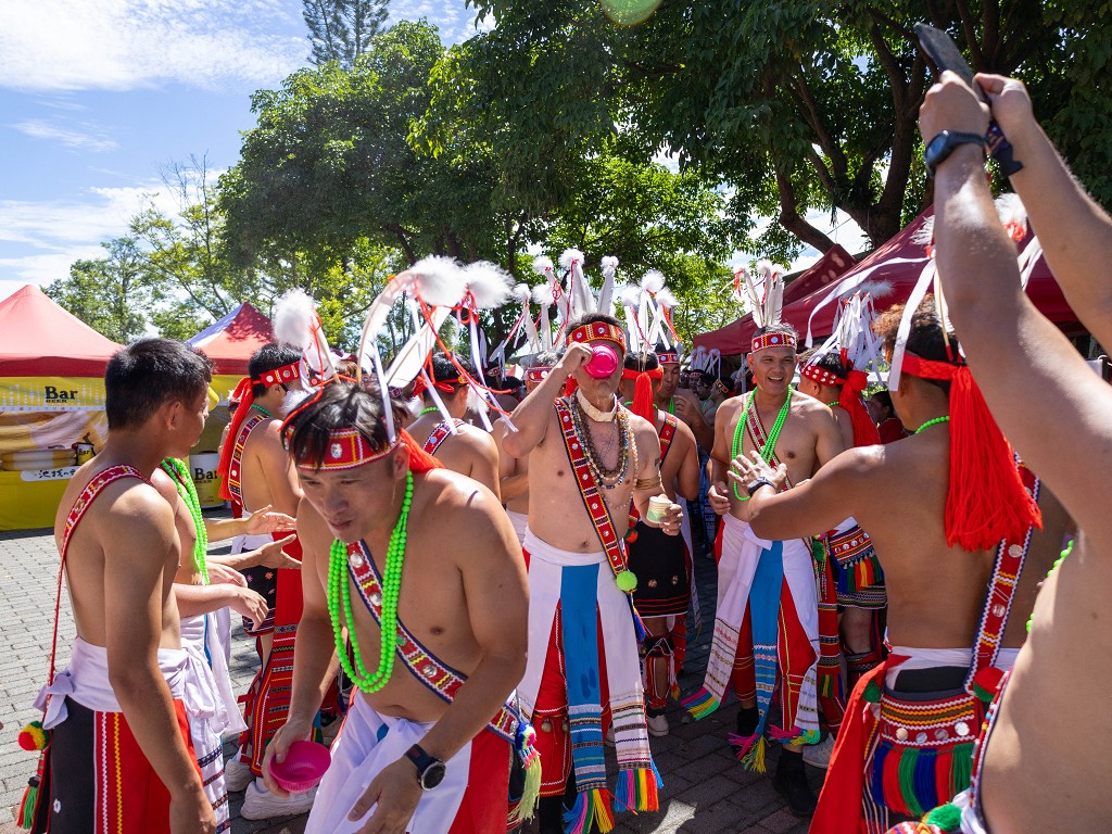繁花盛開在吉娜魯岸，歡迎來到2025年鳳信部落豐年祭！內有飲酒議題請注意喝酒不開車開車不喝酒！ @圍事小哥的幸福相框