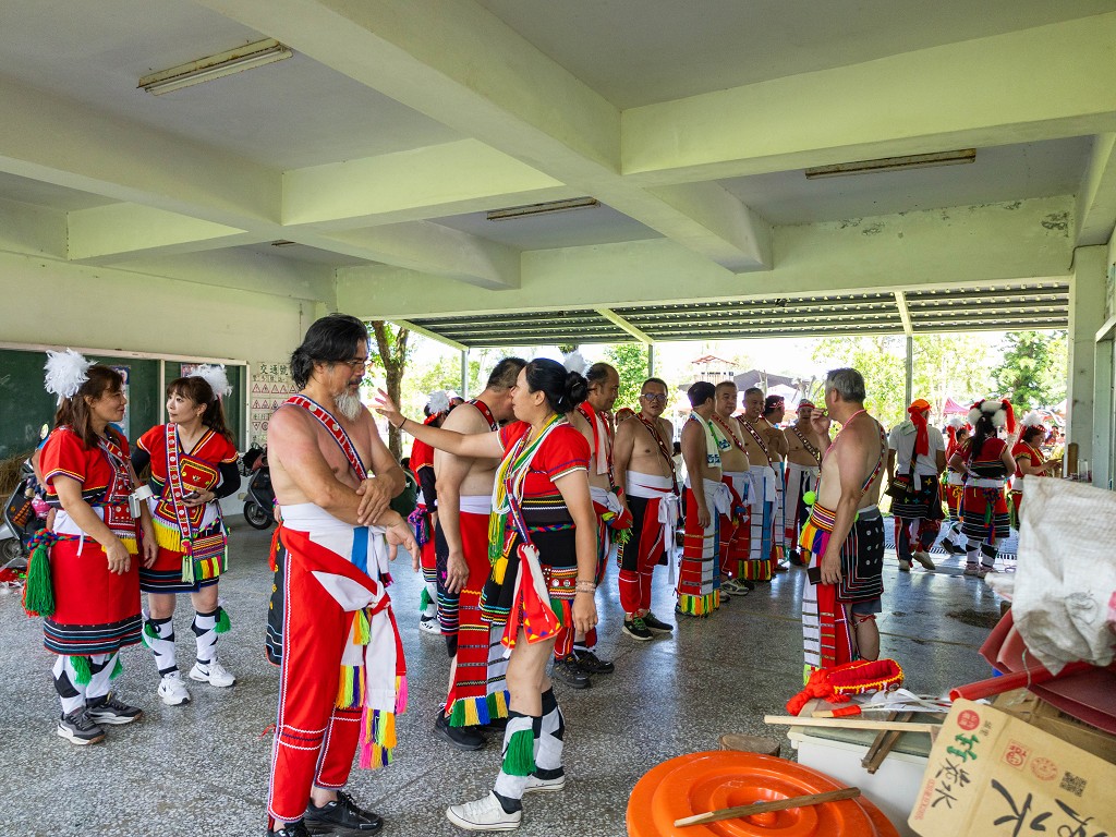 繁花盛開在吉娜魯岸，歡迎來到2025年鳳信部落豐年祭！內有飲酒議題請注意喝酒不開車開車不喝酒！ @圍事小哥的幸福相框