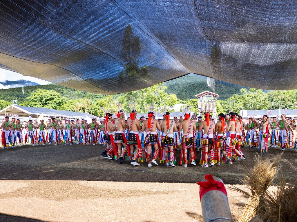 繁花盛開在吉娜魯岸，歡迎來到2025年鳳信部落豐年祭！內有飲酒議題請注意喝酒不開車開車不喝酒！ @圍事小哥的幸福相框