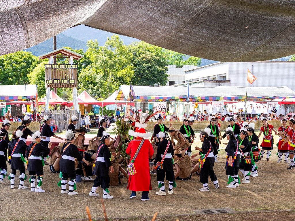 繁花盛開在吉娜魯岸，歡迎來到2025年鳳信部落豐年祭！內有飲酒議題請注意喝酒不開車開車不喝酒！ @圍事小哥的幸福相框