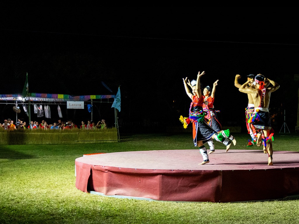 繁花盛開在吉娜魯岸，歡迎來到2025年鳳信部落豐年祭！內有飲酒議題請注意喝酒不開車開車不喝酒！ @圍事小哥的幸福相框
