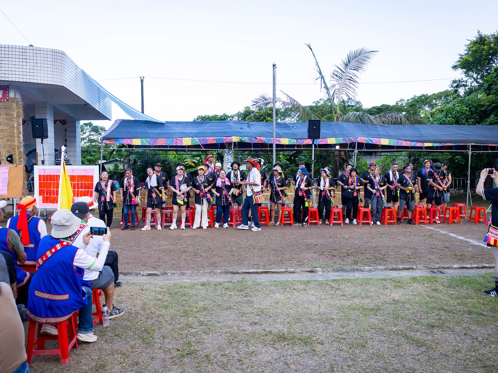 繁花盛開在吉娜魯岸，歡迎來到2025年鳳信部落豐年祭！內有飲酒議題請注意喝酒不開車開車不喝酒！ @圍事小哥的幸福相框