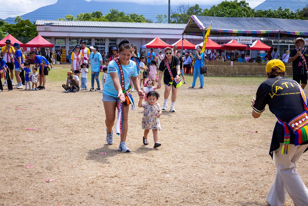 繁花盛開在吉娜魯岸，歡迎來到2025年鳳信部落豐年祭！內有飲酒議題請注意喝酒不開車開車不喝酒！ @圍事小哥的幸福相框