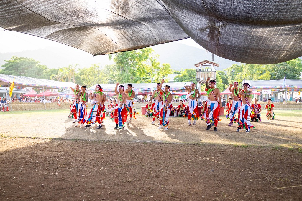 繁花盛開在吉娜魯岸，歡迎來到2025年鳳信部落豐年祭！內有飲酒議題請注意喝酒不開車開車不喝酒！ @圍事小哥的幸福相框