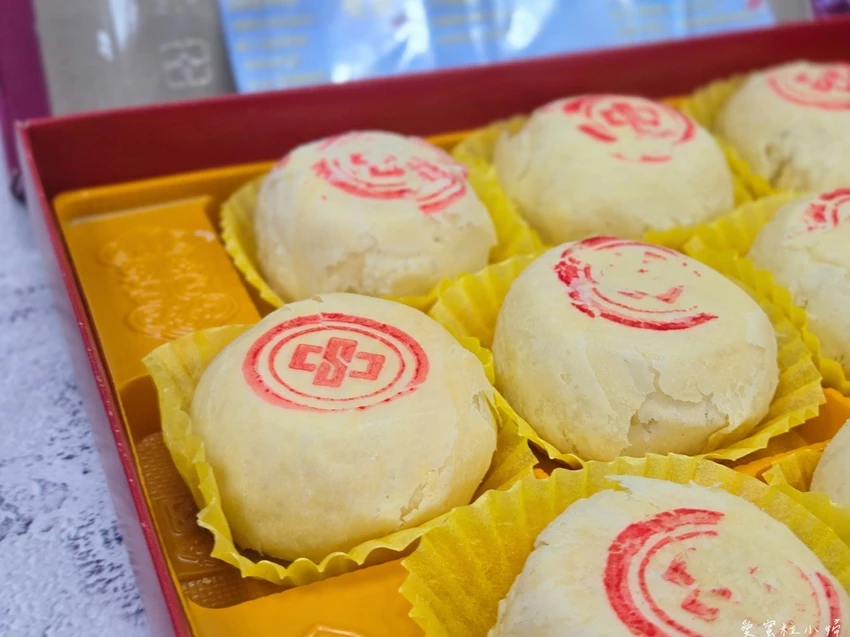 傳說中非常難買到的中鋼綠豆椪,綠豆沙、蛋黃和肉鬆的豐富配料,吃起來鹹中帶甜,甜中藏鹹|中鋼月餅|中秋月餅