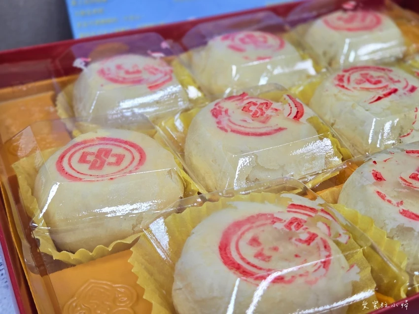 傳說中非常難買到的中鋼綠豆椪,綠豆沙、蛋黃和肉鬆的豐富配料,吃起來鹹中帶甜,甜中藏鹹|中鋼月餅|中秋月餅