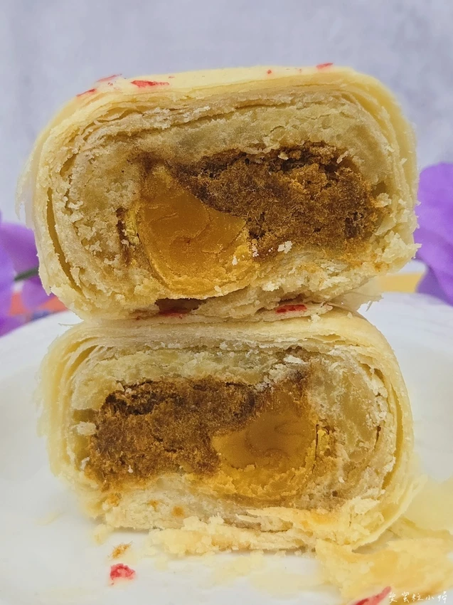 傳說中非常難買到的中鋼綠豆椪,綠豆沙、蛋黃和肉鬆的豐富配料,吃起來鹹中帶甜,甜中藏鹹|中鋼月餅|中秋月餅