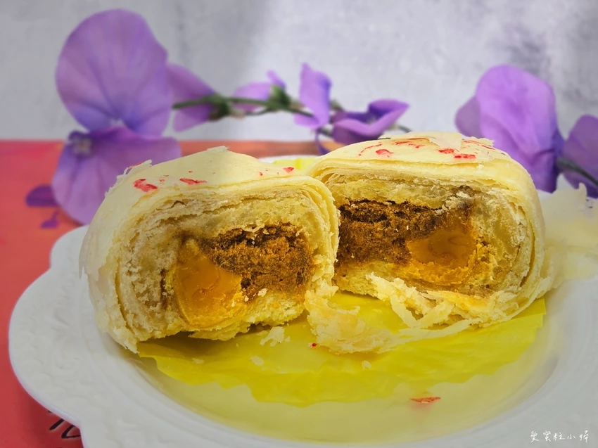 傳說中非常難買到的中鋼綠豆椪,綠豆沙、蛋黃和肉鬆的豐富配料,吃起來鹹中帶甜,甜中藏鹹|中鋼月餅|中秋月餅