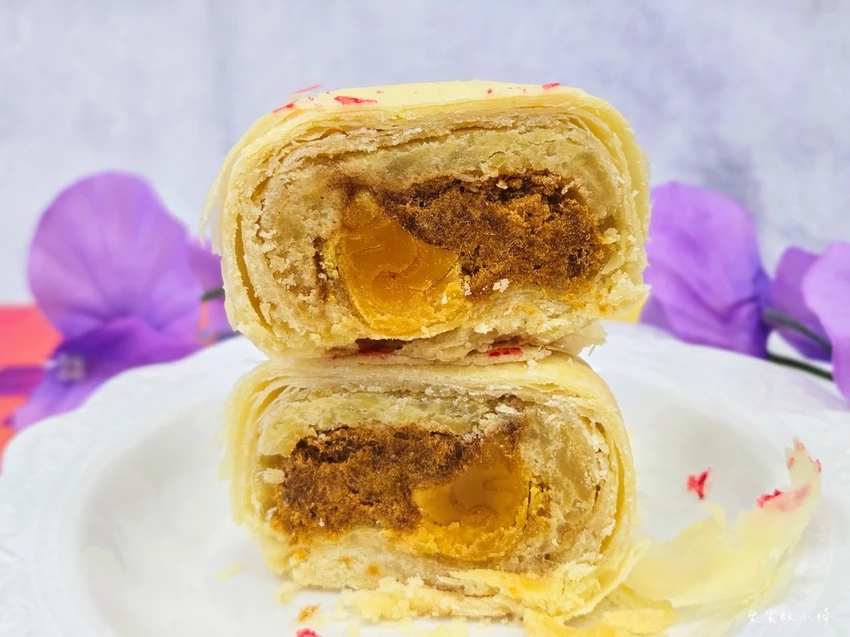 傳說中非常難買到的中鋼綠豆椪,綠豆沙、蛋黃和肉鬆的豐富配料,吃起來鹹中帶甜,甜中藏鹹|中鋼月餅|中秋月餅