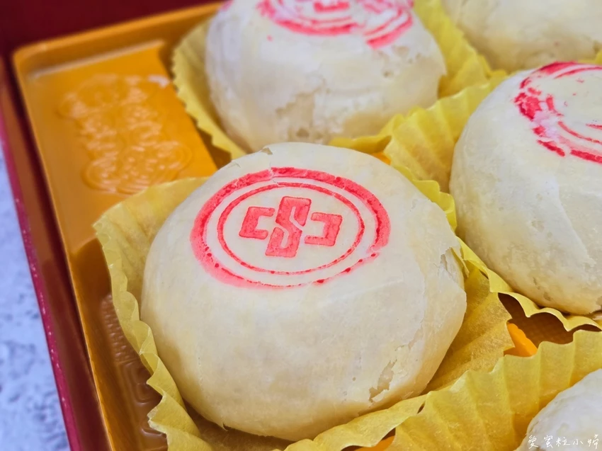 傳說中非常難買到的中鋼綠豆椪,綠豆沙、蛋黃和肉鬆的豐富配料,吃起來鹹中帶甜,甜中藏鹹|中鋼月餅|中秋月餅