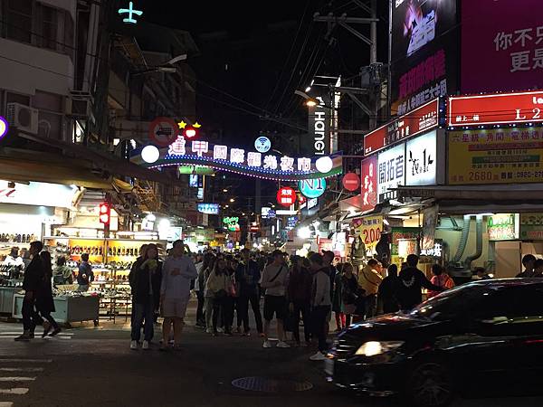 台中一日輕旅行_秋紅谷、東海大學、彩虹村、台中國家歌劇院、逢甲夜市