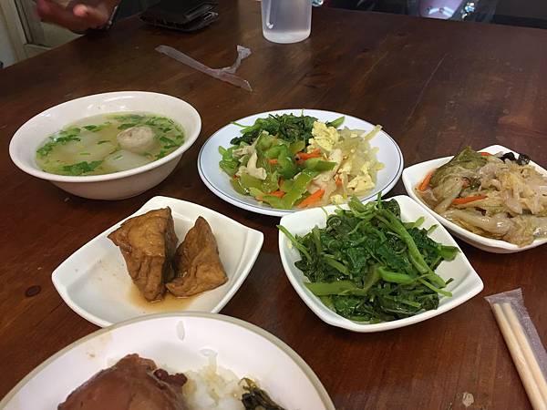 台中一日輕旅行_秋紅谷、東海大學、彩虹村、台中國家歌劇院、逢甲夜市