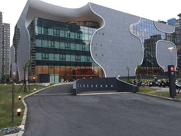 台中一日輕旅行_秋紅谷、東海大學、彩虹村、台中國家歌劇院、逢甲夜市