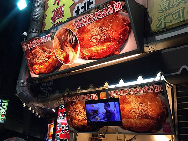 台中一日輕旅行_秋紅谷、東海大學、彩虹村、台中國家歌劇院、逢甲夜市