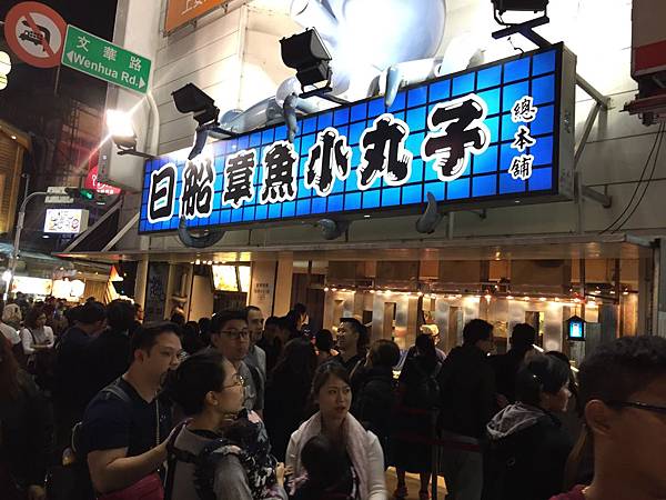 台中一日輕旅行_秋紅谷、東海大學、彩虹村、台中國家歌劇院、逢甲夜市