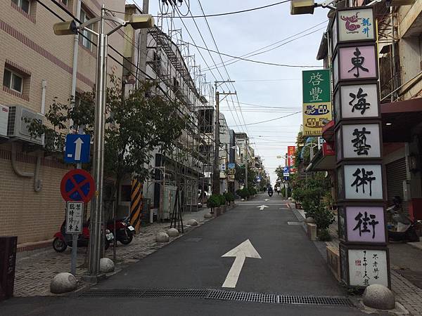 台中一日輕旅行_秋紅谷、東海大學、彩虹村、台中國家歌劇院、逢甲夜市