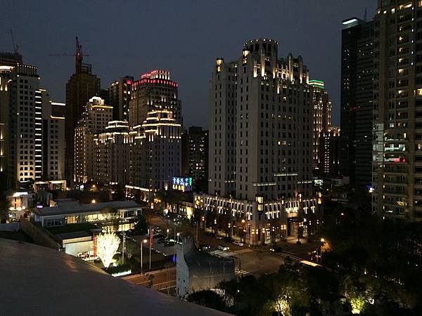 台中一日輕旅行_秋紅谷、東海大學、彩虹村、台中國家歌劇院、逢甲夜市