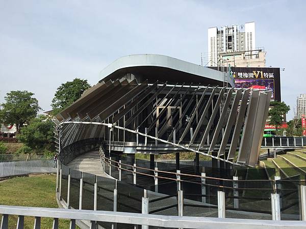 台中一日輕旅行_秋紅谷、東海大學、彩虹村、台中國家歌劇院、逢甲夜市